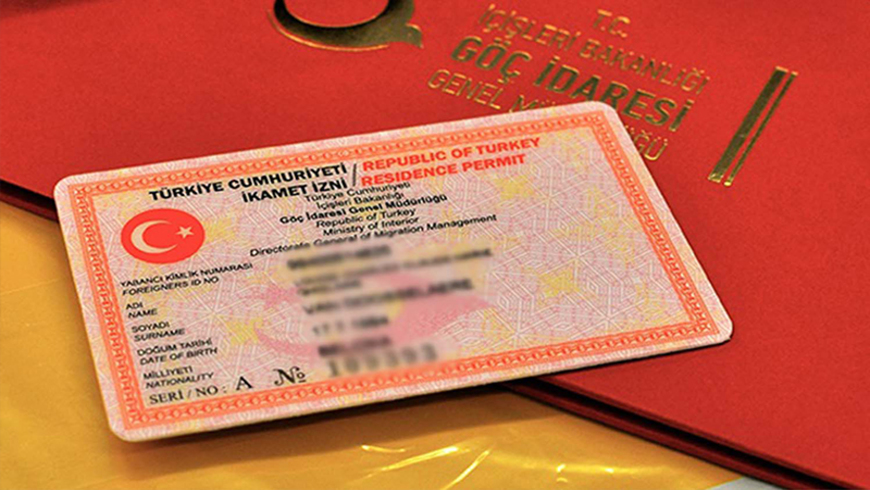رفع رسوم استخراج وتجديد تصاريح الإقامة للأجان...