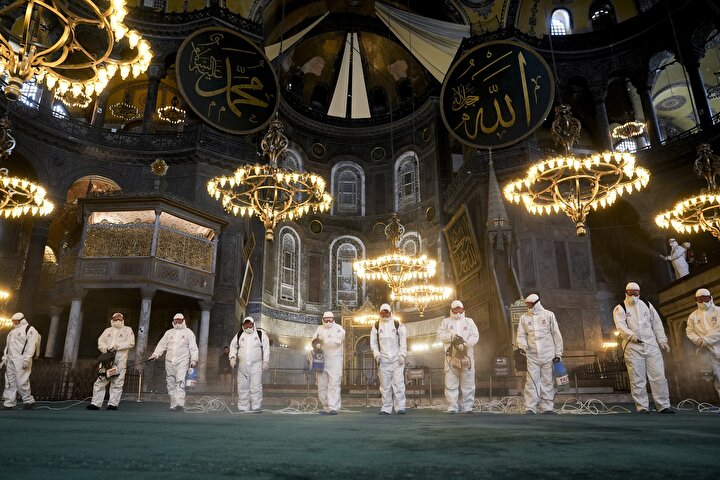 تعطير مسجد آيا صوفيا بماء الورد إستعداداً لرم...